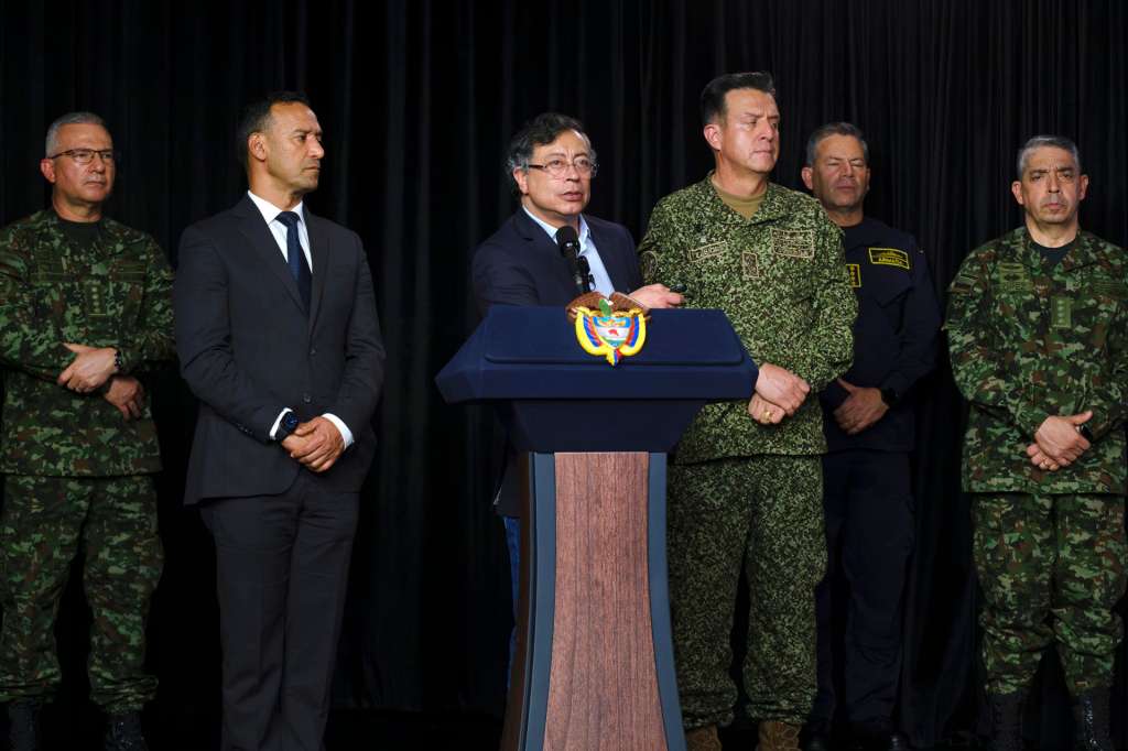 AME690. BOGOTÁ (COLOMBIA), 19/11/2025.- Fotografía cedida por la Presidencia de Colombia de su mandatario, Gustavo Petro (c), hablando junto al ministro de Defensa, Pedro Sánchez Suárez (2-i), y el comandante de las Fuerzas Militares, el almirante Francisco Cubides (3-d), durante una alocución este miércoles, en Bogotá (Colombia). Petro defendió la compra de 17 cazas Gripen a la compañía sueca Saab; aseguró que sugerir que recibieron comisiones por ese multimillonario negocio es una "completa tropelía", y también explicó que las aeronaves se utilizarán para combatir el narcotráfico. EFE/ Presidencia de Colombia /SOLO USO EDITORIAL NO VENTAS/SOLO DISPONIBLE PARA ILUSTRAR LA NOTICIA QUE ACOMPAÑA (CRÉDITO OBLIGATORIO)