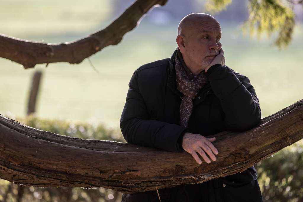 MADRID, 21/08/2024.- El actor estadounidense John Malkovich estrena este viernes en España su nueva película 'El mayordomo inglés' en un momento, a sus 70 años, en el que desea más papeles de "hombre bueno" y no piensa en retirarse: "ni se me ha pasado por la cabeza". EFE/ A contracorriente Films SOLO USO EDITORIAL/SOLO DISPONIBLE PARA ILUSTRAR LA NOTICIA QUE ACOMPAÑA (CRÉDITO OBLIGATORIO)