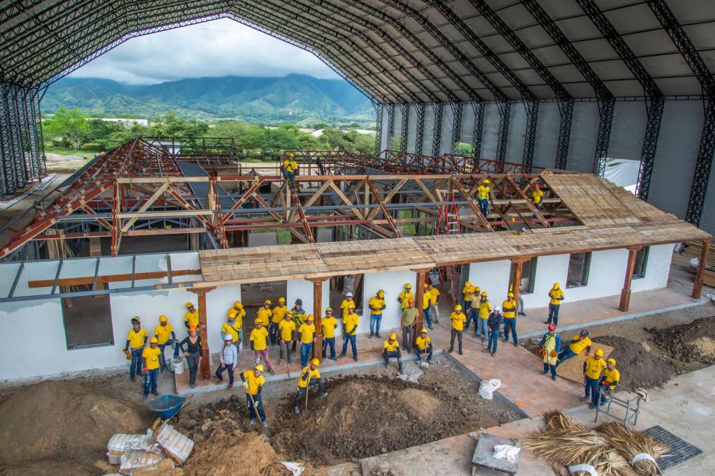 La construcción de la casa de la familia Buendía se hizo en un hangar de casi 3.000 metros cuadrados.
