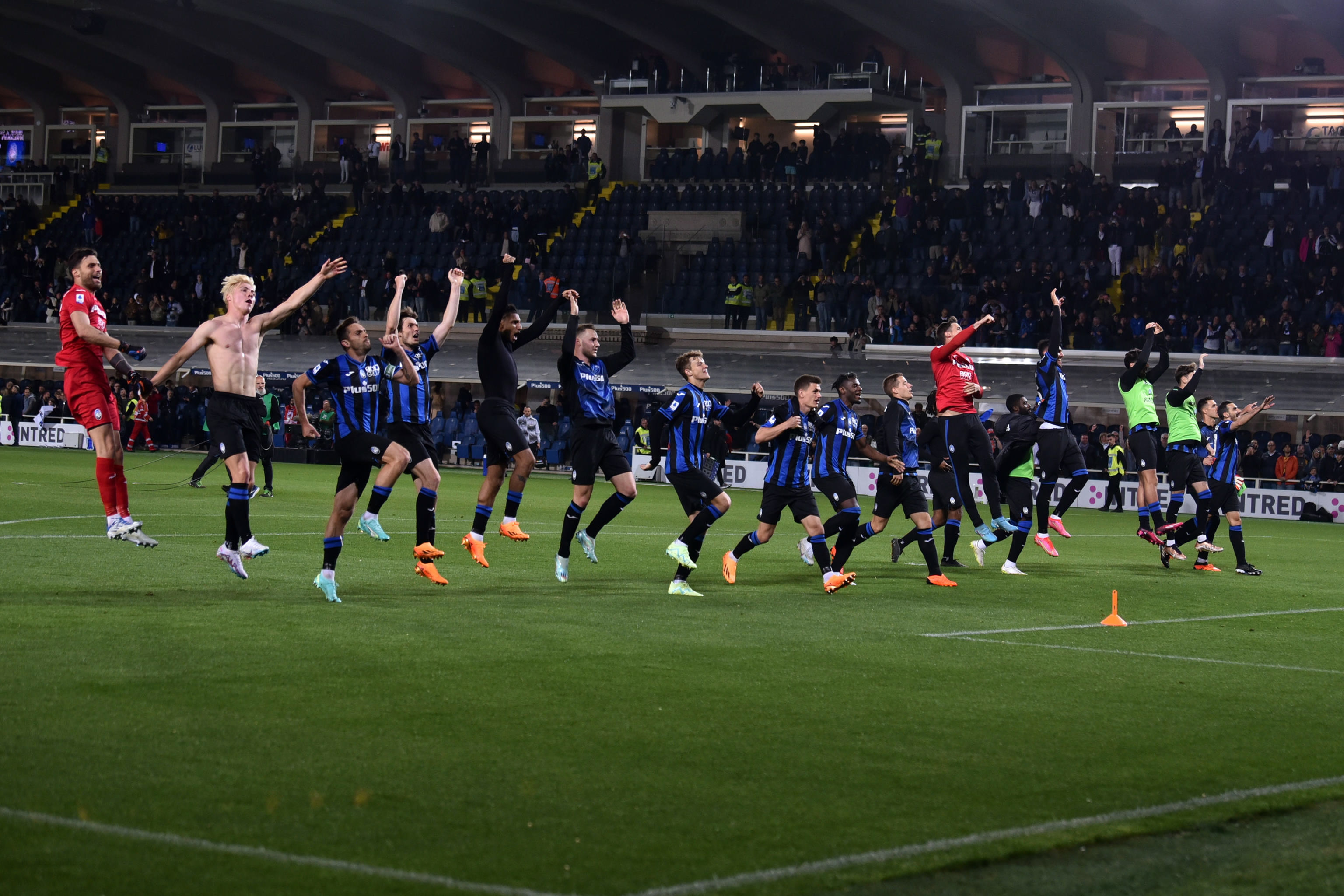Bergamo (Italy), 24/04/2023.- Atalanta players celebrate winning the Italian Serie A soccer match between Atalanta BC and AS Roma at the Gewiss Stadium in Bergamo, Italy, 24 April 2023. (Italia) EFE/EPA/MICHELE MARAVIGLIA