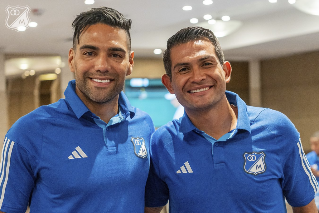 Radamel Falcao García (izq.) junto al capitán de Millonarios David Mackalister Silva.