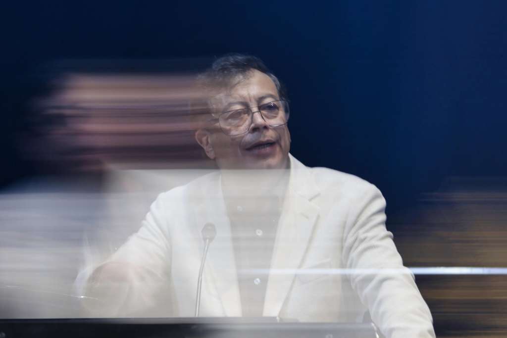 MEX1885. CIUDAD DE MÉXICO (MÉXICO), 02/09/2026.- El expresidente de Colombia, Gustavo Petro, habla durante una conferencia magistral, este miércoles en la Universidad Nacional Autónoma de México (UNAM) en Ciudad de México (México). Petro (2022-2026) aseguró que el actual mandatario colombiano Abelardo de la Espriella ganó las elecciones por la intromisión de "algoritmos" y el "tecnofascismo" que actuaron para beneficiar al ultraderechista, y advirtió de que esta situación podría repetirse en las próximas de elecciones generales de Brasil de este año o en México en las intermedias de 2027. EFE/ José Méndez