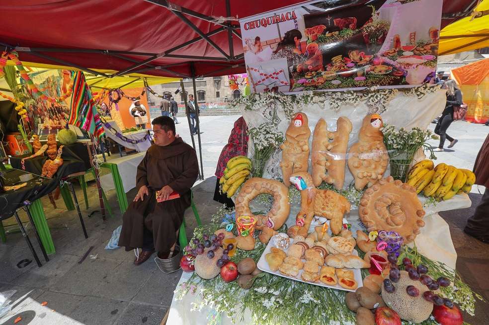 Plaza San Francisco de La Paz, Bolivia, durante la celebración del Día de los Muertos o Todos los Santos como se le conoce en ese país. / EFE