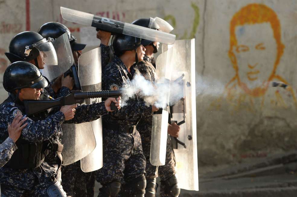 A pocas horas de celebrarse una nueva jornada de marchas en Venezuela, las autoridades se enfrentaron a manifestantes en las calles de Los Mecedores en Caracas. / AFP