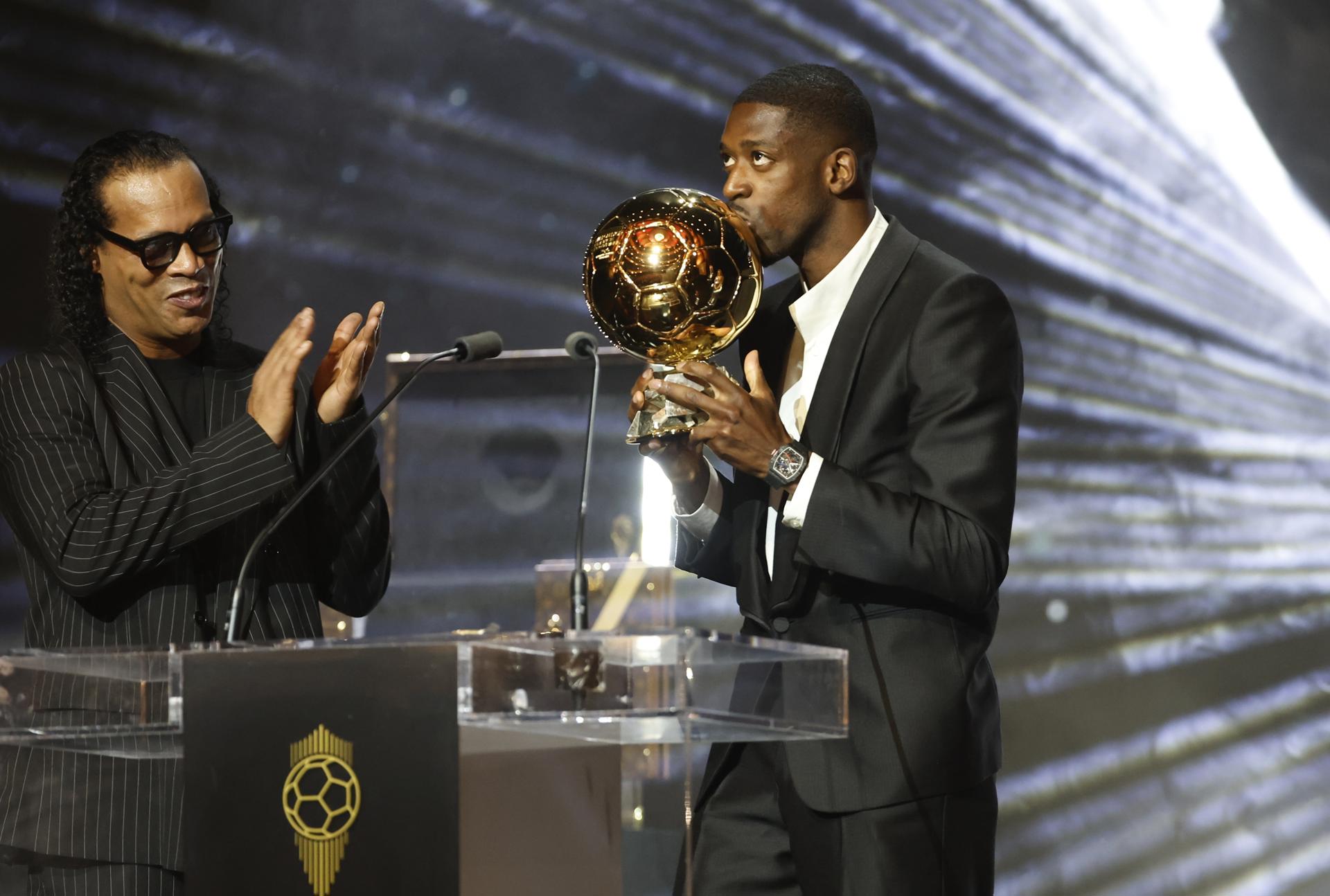 PARIS (France), 22/09/2025.- Paris Saint-Germain's player Ousmane Dembele poses with the Men's Ballon d'Or trophy during the Ballon d'Or 2025 ceremony at the Theatre du Chatelet in Paris, France, 22 September 2025. (Francia) EFE/EPA/Mohammed Badra