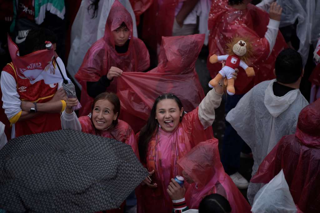 Hinchas de Santa Fe y Bucaramanga, durante el partido por la final de la Liga BetPlay 2024-I.