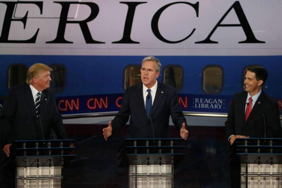 Los candidatos presidenciales del Partido Republicano Donald Trump (izquierda), Jeb Bush (centro) y el gobernador de Wisconsin, Scott Walker (derecha) quienes participaron en un debate el pasado miércoles en la Biblioteca Reagan. /AFP