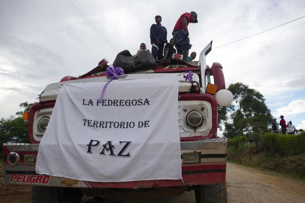 AME7099. CAJIBÍO (COLOMBIA), 27/04/2026.- Personas participan este lunes, en una caravana que transporta cuerpos de víctimas mortales de la explosión de un cilindro bomba, en el Corregimiento de La Pedregosa de Cajibío (Colombia). El sonido de las motocicletas avanzando en caravana y el aplauso de los vecinos al borde del camino acompañaron los primeros actos fúnebres de las víctimas del atentado el sábado en la Vía Panamericana, suroeste de Colombia, donde comunidades comenzaron a despedir los muertos en la explosión producto de un ataque de presuntos disidentes de las FARC. EFE/ Ernesto Guzmán Jr.