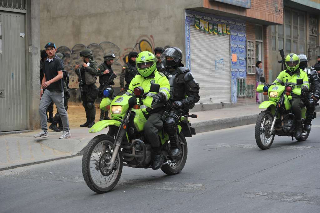 Aspectos de la llegada de policías, militares y el SMAD al barrio La Gaitana de la localidad de Suba luego de los desmanes generados durante la jornada de Paro Agrario
