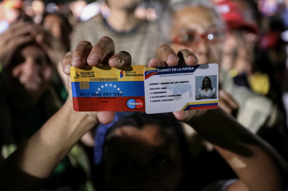 El Carnet de la Patria, un documento con código QR, normalmente se usa para regular las ayudas sociales entre los registrados. Este domingo se usó para "verificar" el voto. / EFE.