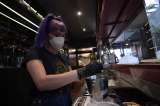 A trabajadores de cines, bares y restaurantes se les exigirá carné de vacunación