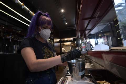 A trabajadores de cines, bares y restaurantes se les exigirá carné de vacunación