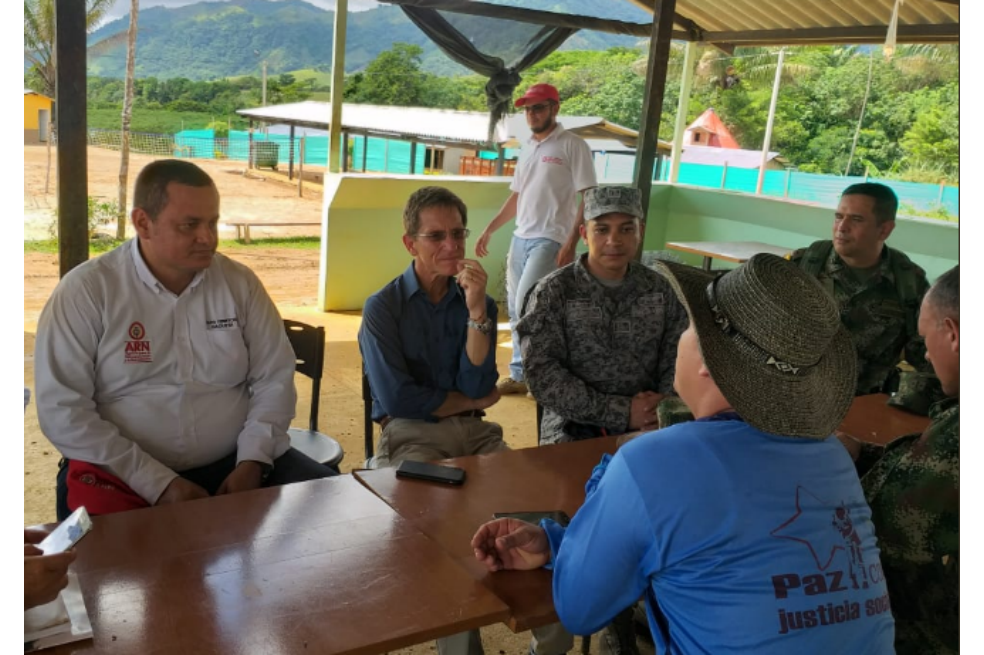 El alto consejero para el Posconflicto, Emilio Archila, en el espacio de reincorporación de Aguabonita en La Montañita, Caquetá. / Twitter @PosconflictoCO