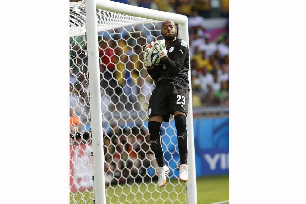 El portero argelino Rais Mbolhi. / EFE