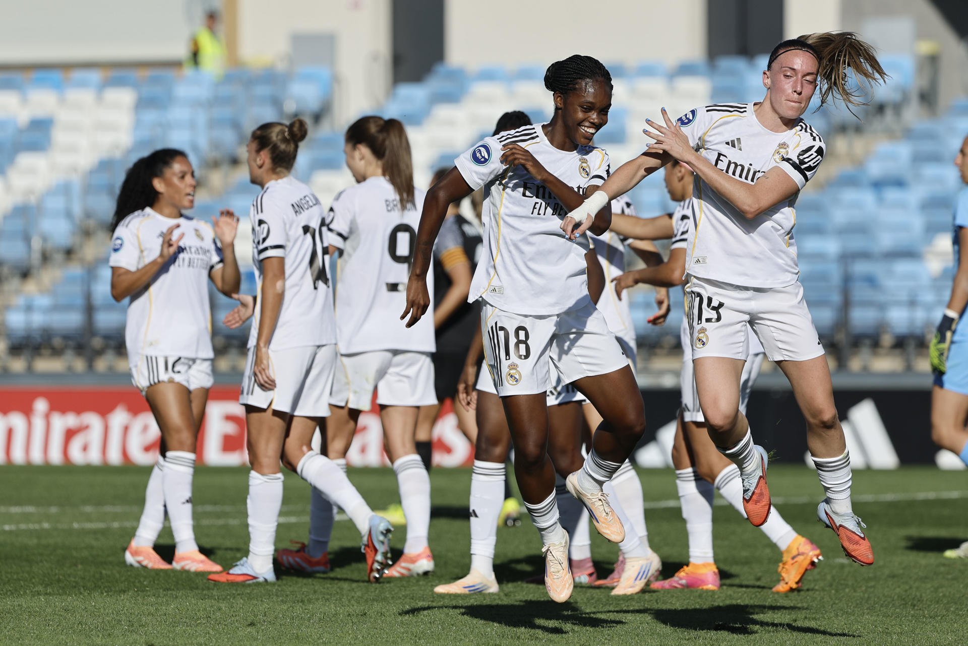 MADRID, 04/10/2025.- La defensa colombiana del Real Madrid C.F. Femenino, Linda Caicedo (c) celebra su gol ante el Levante Badalona, este sábado durante el partido de Primera División Femenina en el estadio Alfredo Di Stéfano en Madrid.-EFE/ Sergio Pérez
