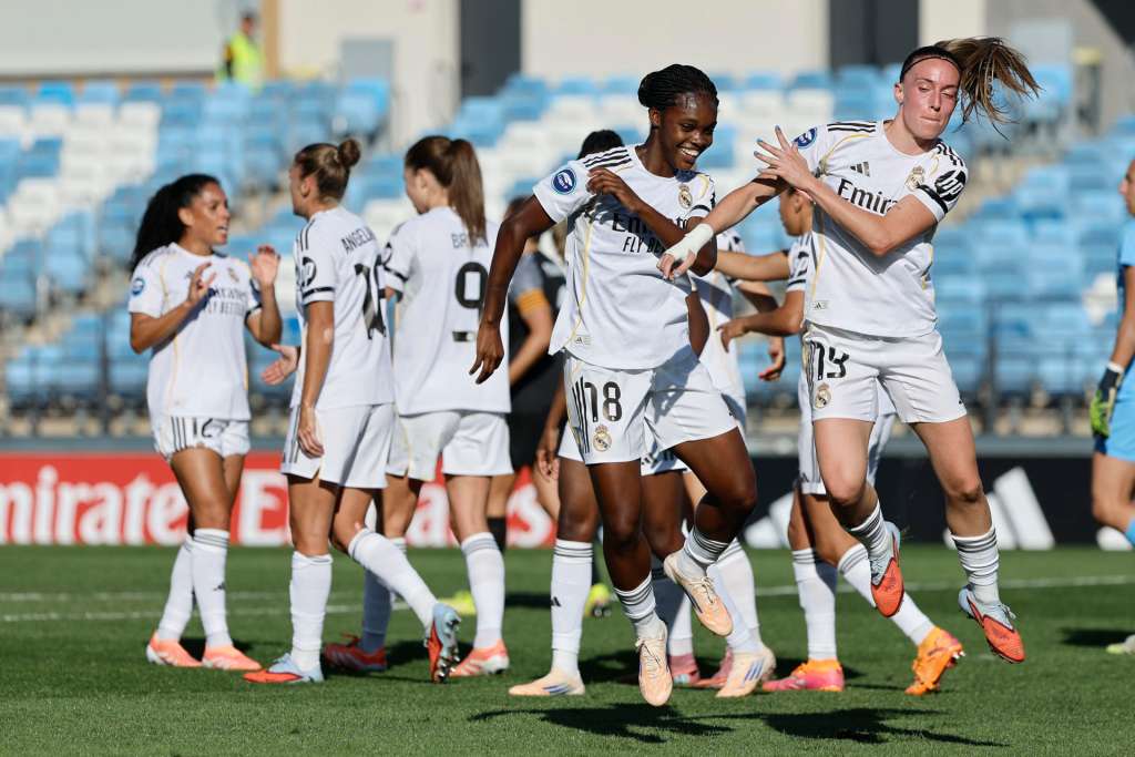 MADRID, 04/10/2025.- La defensa colombiana del Real Madrid C.F. Femenino, Linda Caicedo (c) celebra su gol ante el Levante Badalona, este sábado durante el partido de Primera División Femenina en el estadio Alfredo Di Stéfano en Madrid.-EFE/ Sergio Pérez
