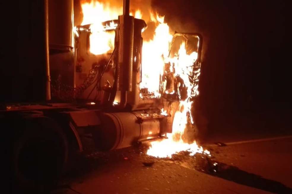 Miembros de la guerrilla del ELN habrían incinerado varios vehículos en medio de la vía del norte de Antioquia que conduce hacia la Costa Atlántica. / Cortesía