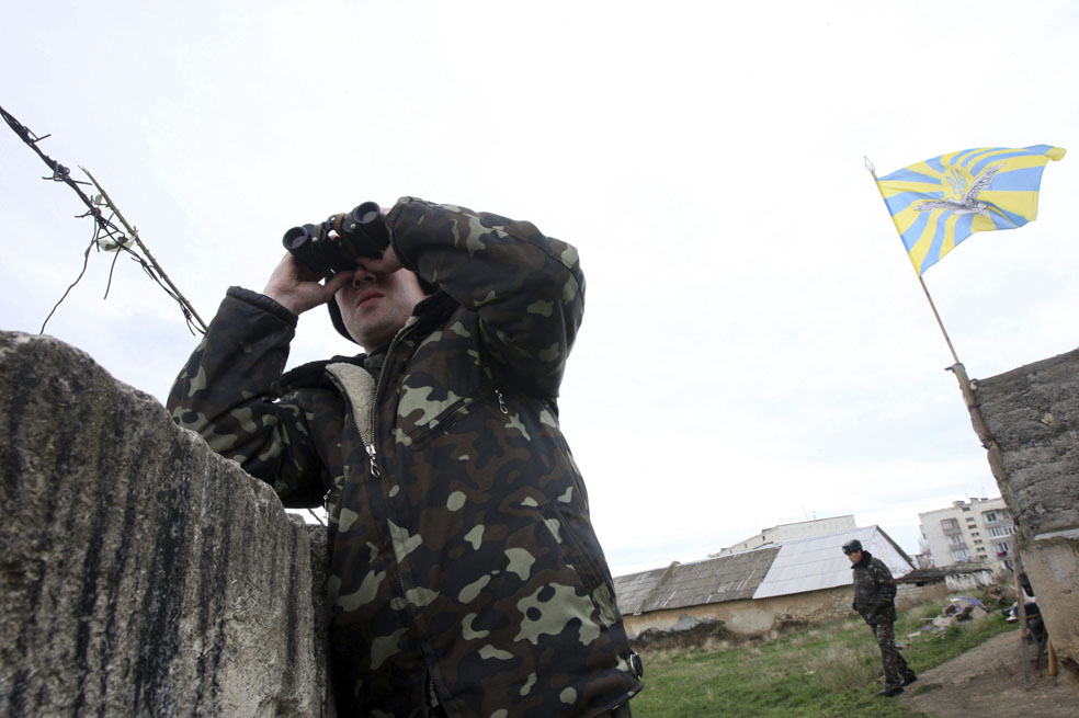 En esta foto de archivo, soldados ucranianos vigilan la base aérea ucraniana en Belbek, a las afueras de Sevastópol, en Crimea.