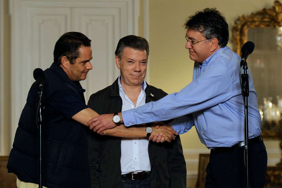 El viernes en la noche, Germán Vargas Lleras y Mauricio Cárdenas, tras una reunión con el presidente Santos, fumaron la pipa de la paz.  / Presidencia