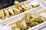 Un restaurante en Estados Unidos ofrece alitas bañadas en oro