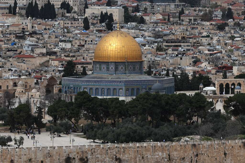 Jerusalem (-), 28/03/2025.- A view of the Dome of the Rock at Al-Aqsa Mosque compound, during the last Friday of the holy month of Ramadan, in Jerusalem's Old City, 28 March 2025. Muslims around the world celebrate the holy month of Ramadan by praying during the night time and abstaining from eating, drinking, and sexual acts during the period between sunrise and sunset. Ramadan is the ninth month in the Islamic calendar, and it is believed that the revelation of the first verse in the Quran was during its last 10 nights (Jerusalén) EFE/EPA/ATEF SAFADI