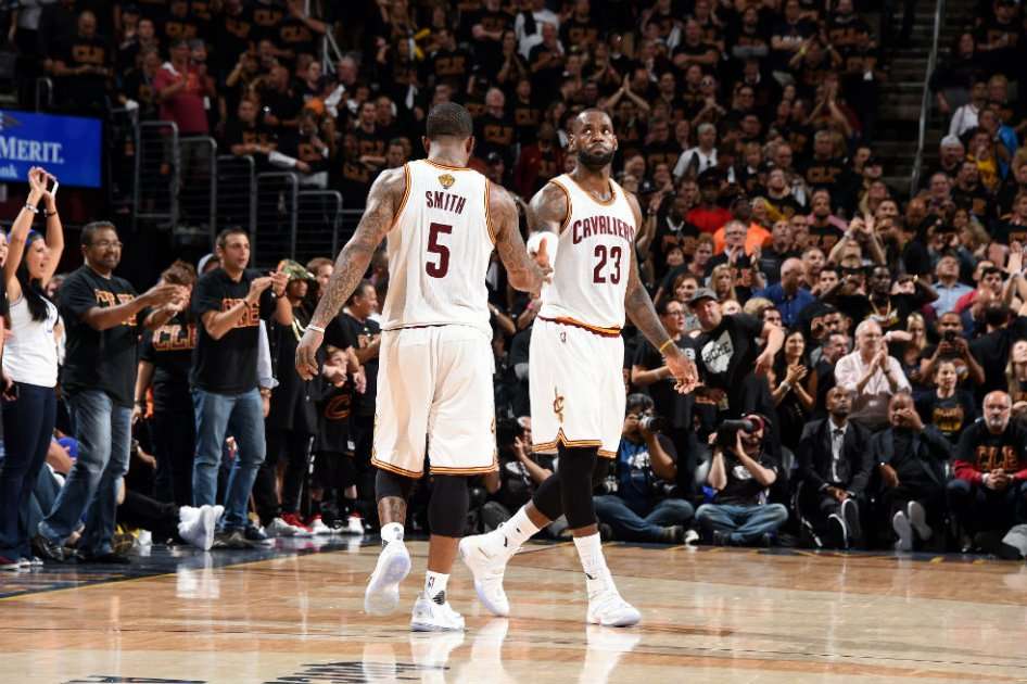 LeBron James y J.R. Smith celebran uno de los puntos de los Cavaliers. Foto: AFP