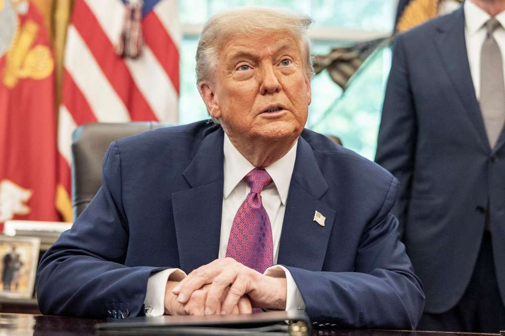 WASHINGTON (United States), 10/06/2025.- US President Donald Trump speaks in the Oval Office at the White House, in Washington, DC, USA, 10 June 2025. EFE/EPA/KEN CEDENO / POOL