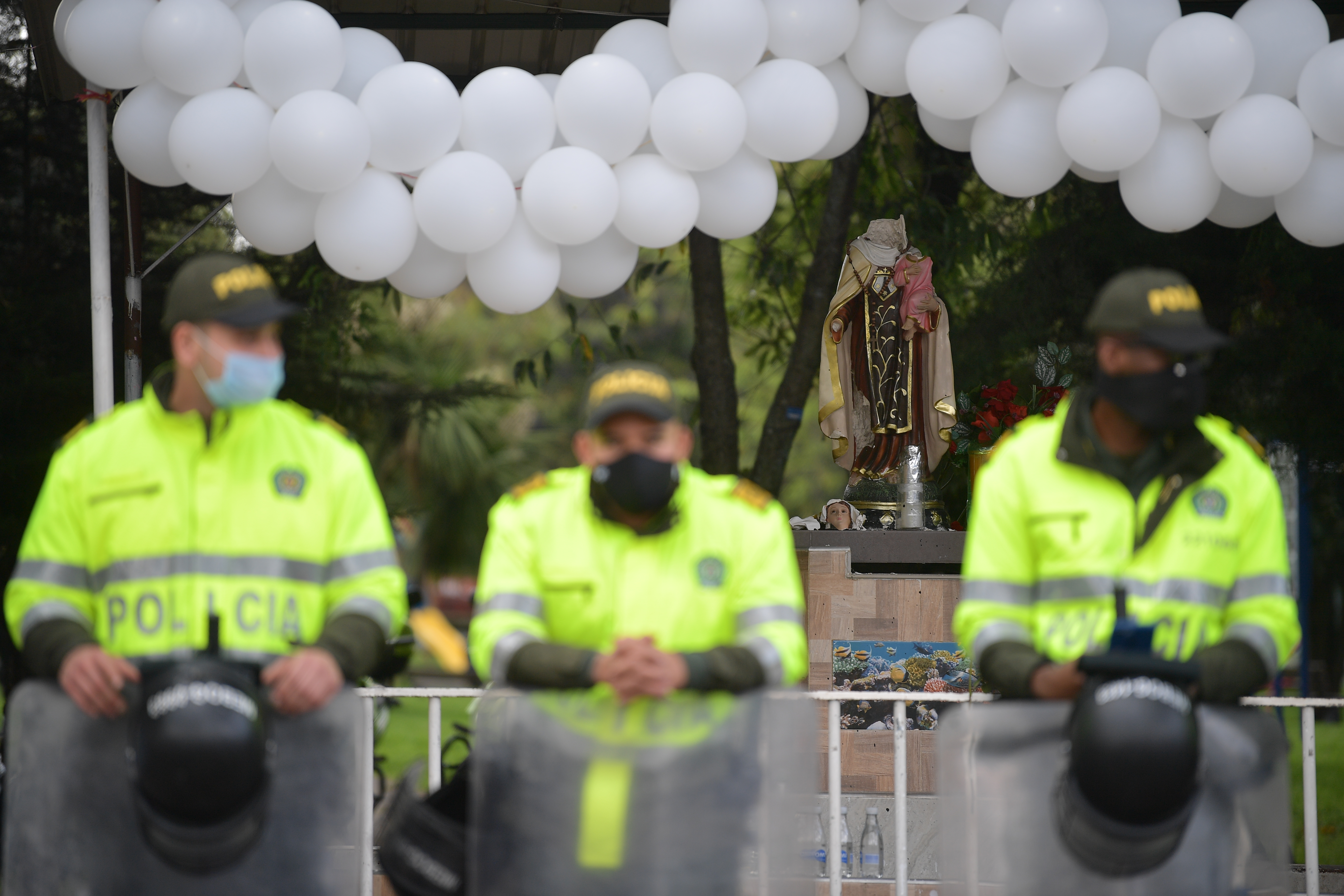 Policías custodian el CAI, dos días después de los disturbios y manifestaciones generados por la muerte de Javier Ordóñez Bermúdez a manos de dos policías de este CAI.
