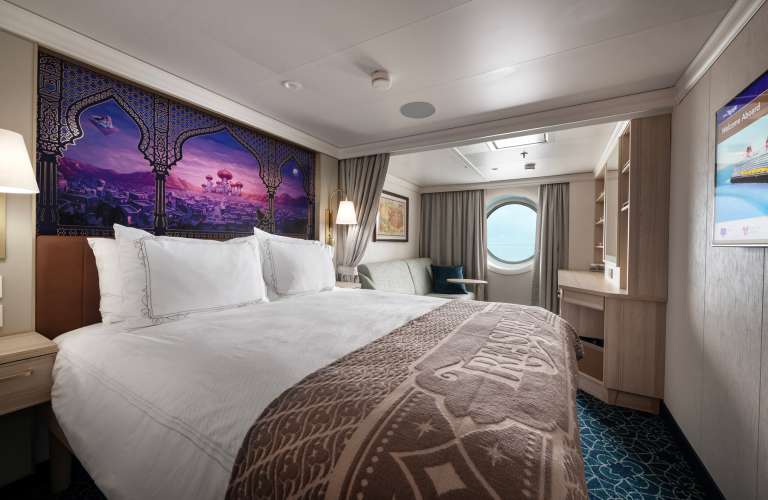 A bordo del barco más nuevo de Disney Cruise Line, el Disney Treasure, los huéspedes contemplarán el mar en un camarote decorado con obras de arte y toques que celebran los elementos icónicos de las películas de Disney. Con una cama tamaño queen, una cama abatible, una sala de estar con sofá convertible, una gran ventana tipo ojo de buey, baños divididos y comodidades de primer nivel, es el lugar perfecto para recargar energías.