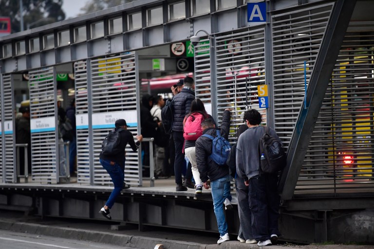 Control, colados y violencia: la tensión que desborda a Transmilenio