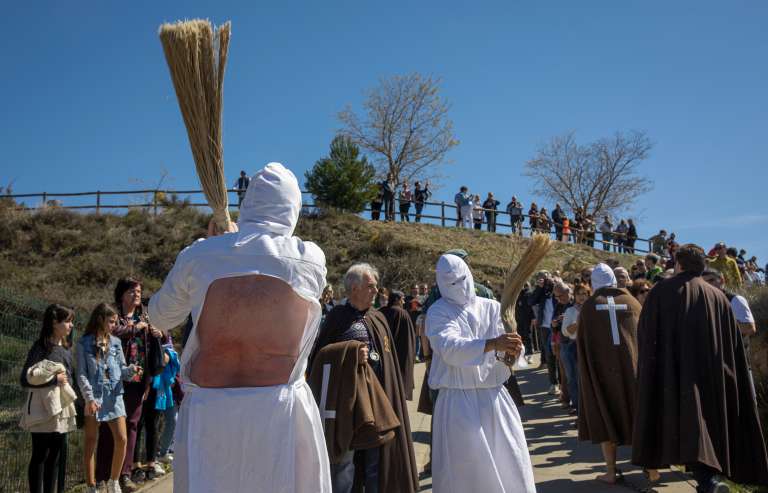 SAN VICENTE DE LA SONSIERRA 07/04/2023.- Un par de disciplinantes durante el Vía Crucis del municipio riojano de San Vicente de la Sonsierra, que acoge a los picaos, quienes, con el rosto cubierto, flagelan su espalda, donde se autogolpean entre 800 y 1.000 veces con una madeja para, después, ser pinchados 12 veces con una "esponja" de cera virgen repujada de cristales y curar sus heridas con agua de romero.- EFE/ Raquel Manzanares