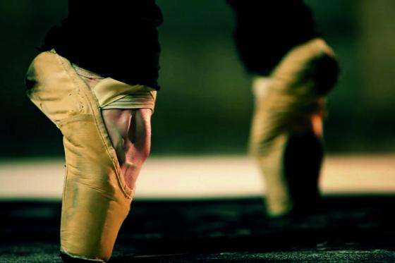 ‘Signapura’ cuando los pies de los bailarines se vuelven pinceles