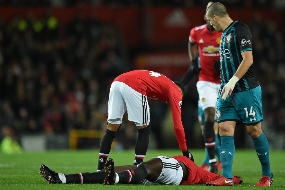 El delantero belga Romelu Lukaku tuvo que salir en camilla después de recibir un duro golpe. / AFP