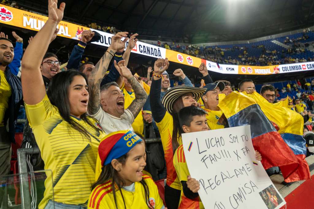 GR2010. NUEVA JERSEY (ESTADOS UNIDOS), 14/10/2025.- Hinchas de Colombia animan este martes, previo a un partido amistoso entre Colombia y Canadá en el estadio Red Bull Arena, en Nueva Jersey (Estados Unidos). EFE/ Ángel Colmenares