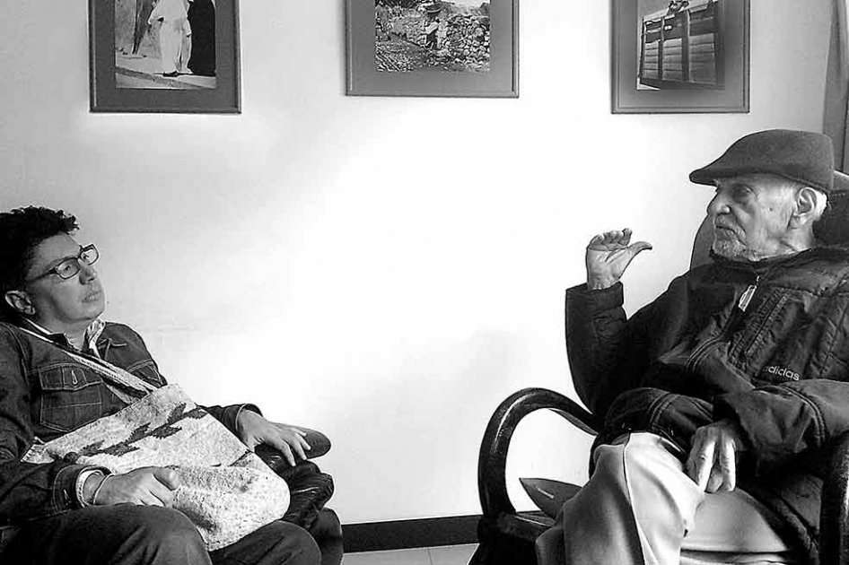 Gustavo Ramírez (izq.), director del Archivo de Bogotá y el maestro Nereo López (1920-2015) en Bogota en 2014. / Foto de Susana Medina.
