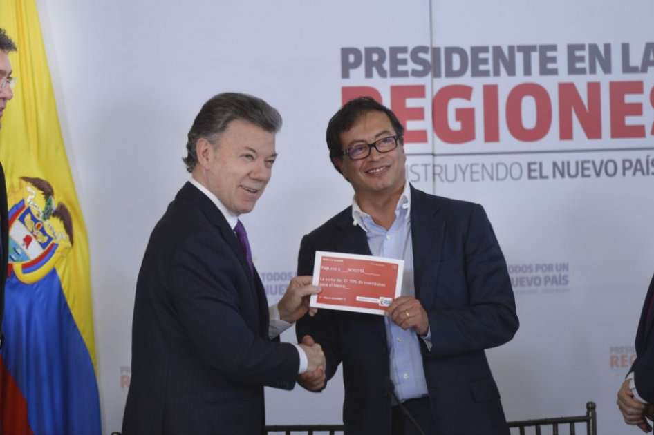 Con un cheque simbólico, que le entregó el presidente Santos al alcalde Gustavo Petro, la nación confirma el respaldo a la construcción del metro / SIG