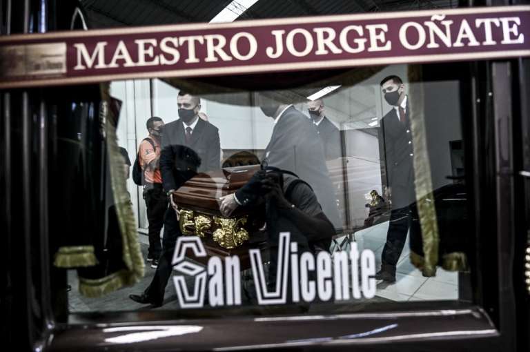 Nacido en La Paz, en cercanías de Valledupar, Jorge Oñate era uno de los clásicos de la música vallenata, con una destacada trayectoria musical de más de medio siglo, y por su potente voz era conocido como "El Jilguero de América" y "El Ruiseñor del Cesar".