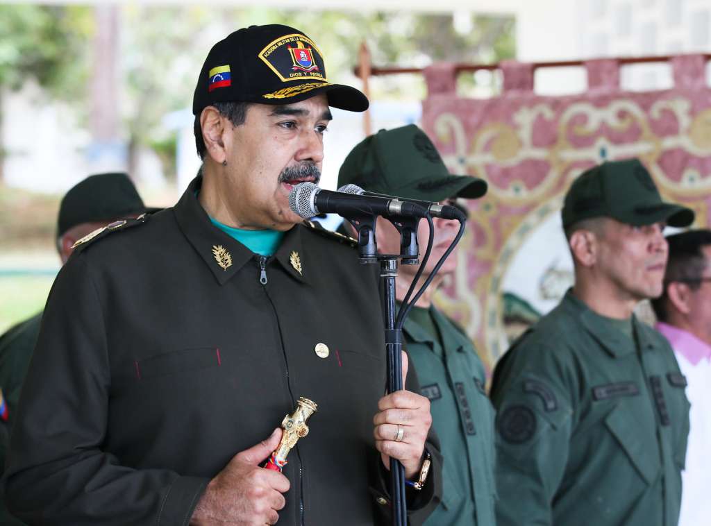 AME875. CARACAS (VENEZUELA), 28/12/2025.- Fotografía cedida por Prensa Miraflores que muestra al presidente de Venezuela, Nicolás Maduro, hablando durante un acto de fin de año de la Fuerza Armada Nacional Bolivariana (FANB) este domingo, en Caracas (Venezuela). Maduro afirmó que en 2025 triunfó lo que llamó "la lealtad suprema" de la Fuerza Armada Nacional Bolivariana (FANB), tras varios meses de tensiones por el despliegue militar que EE.UU. mantiene desde agosto en el Caribe y que el líder chavista denuncia como una "amenaza". EFE/ Wendys Olivo/ Prensa Miraflores /SOLO USO EDITORIAL/ NO VENTAS/ SOLO DISPONIBLE PARA ILUSTRAR LA NOTICIA QUE ACOMPAÑA (CRÉDITO OBLIGATORIO)