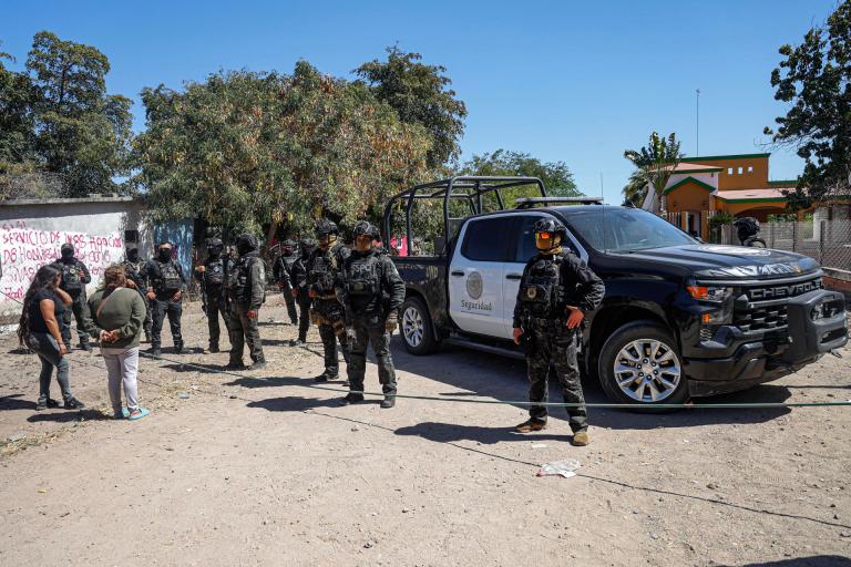 En México, grupos de autodefensas contraatacan al narco con fusiles y granadas