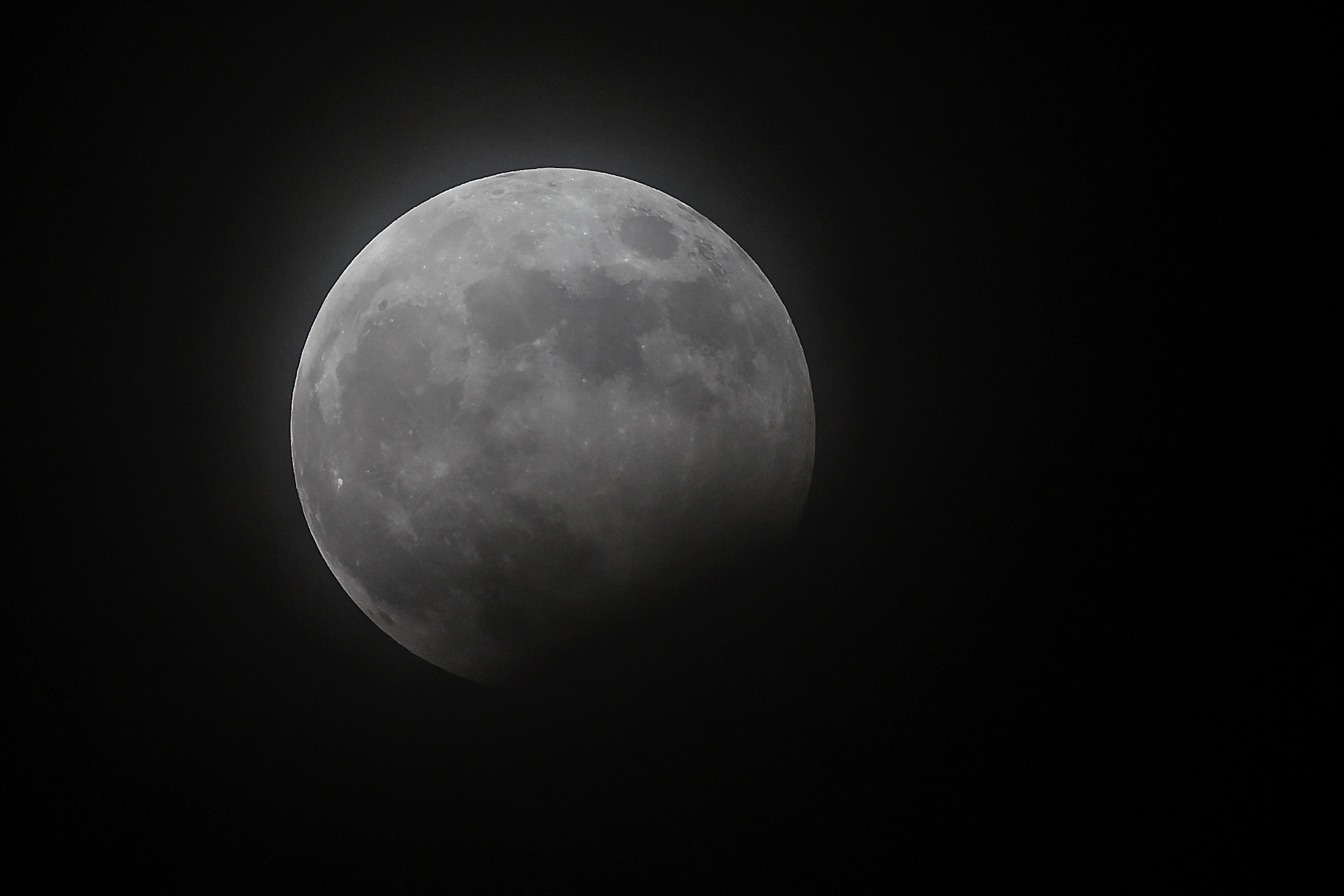 Madrid, 28 oct (EFE).- La luna llena se verá parcialmente eclipsada por la sombra de la Tierra esta noche, en el último eclipse lunar de 2023, que permitirá ver "una pequeña mueca" oscurecida en el extremo sur de la luna entre las 21.35 y las 22.53 hora peninsular, una hora menos en Canarias. EFE/ Chema Moya