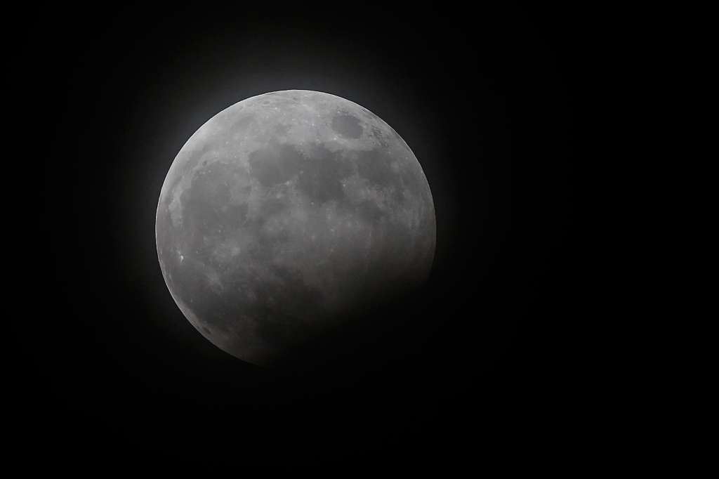 Madrid, 28 oct (EFE).- La luna llena se verá parcialmente eclipsada por la sombra de la Tierra esta noche, en el último eclipse lunar de 2023, que permitirá ver "una pequeña mueca" oscurecida en el extremo sur de la luna entre las 21.35 y las 22.53 hora peninsular, una hora menos en Canarias. EFE/ Chema Moya