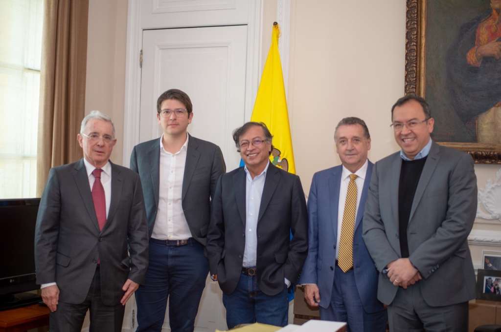 El presidente Gustavo Petro se reunió con representantes del uribismo. Del encuentro participaron el expresidente Álvaro Uribe, el senador Miguel uribe y el representante Óscar Darío Pérez. Por el gobierno también estuvo el ministro del Interior.