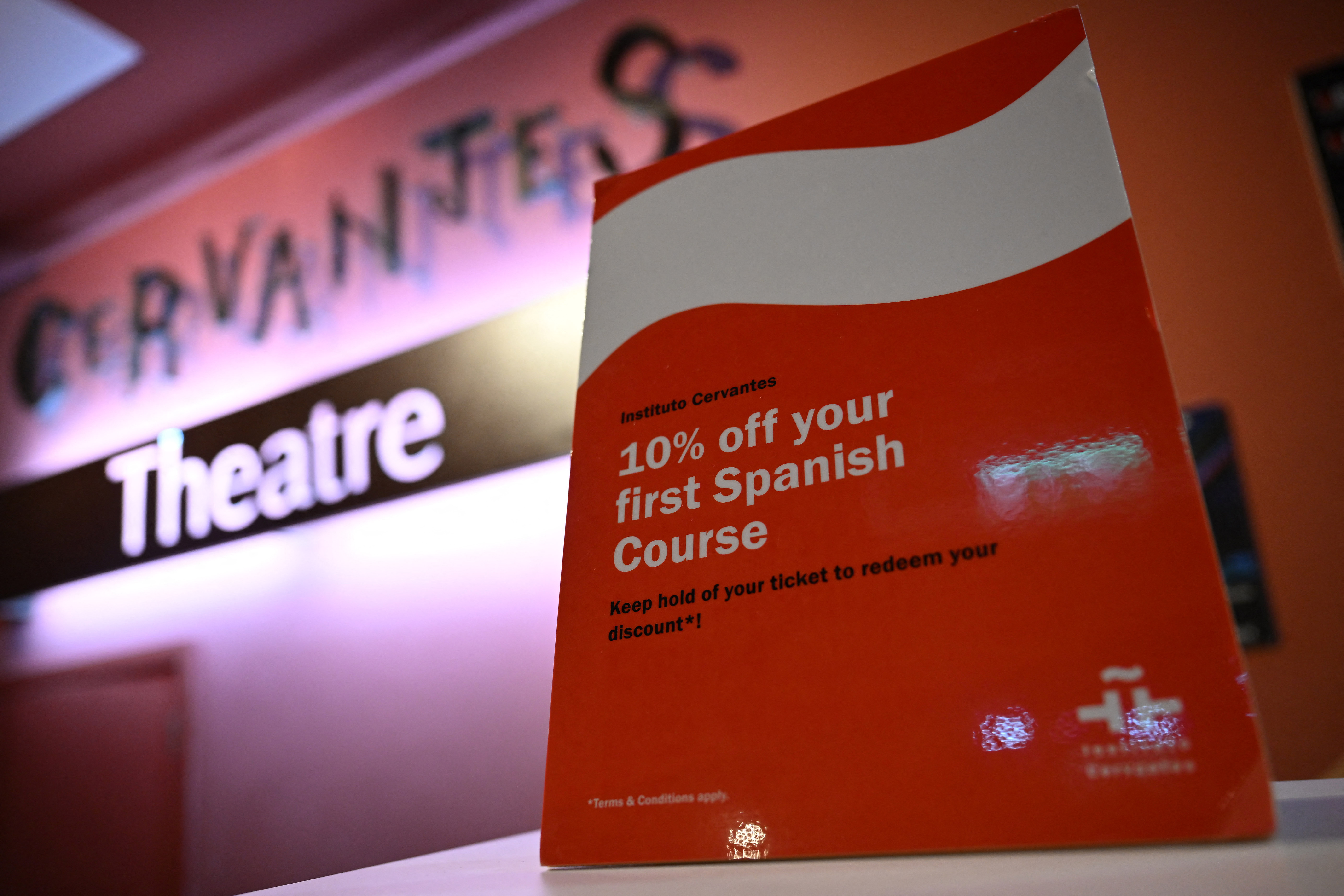 Un letrero que ofrece cursos de español con descuento se muestra en el Teatro Cervantes en el sureste de Londres el 8 de diciembre de 2022.