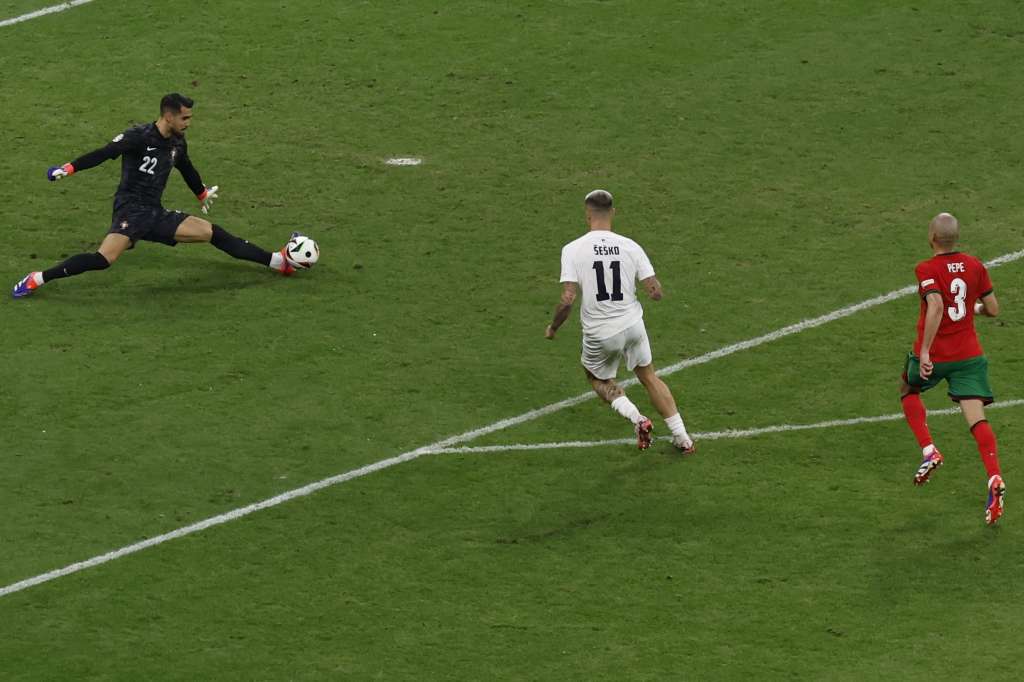 Frankfurt Am Main (Germany), 01/07/2024.- Goalkeeper Diogo Costa of Portugal saves a shot from Benjamin Sesko (C) of Slovenia during the UEFA EURO 2024 Round of 16 soccer match between Portugal and Slovenia, in Frankfurt Main, Germany, 01 July 2024. (Alemania, Eslovenia) EFE/EPA/ROBERT GHEMENT