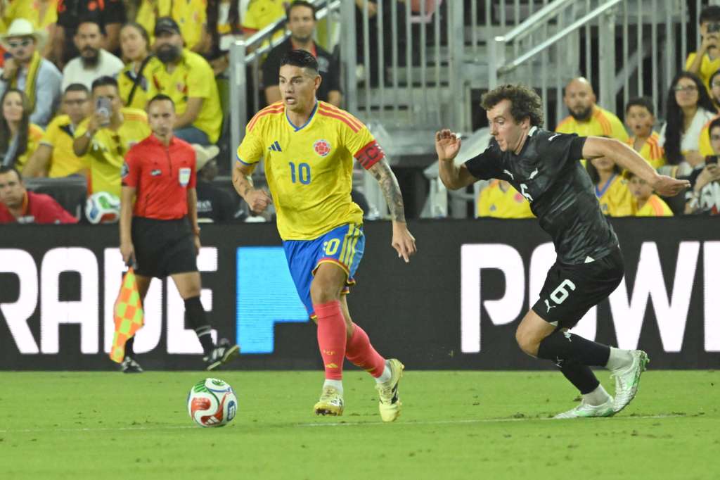 AME9457. FORT LAUDERDALE (ESTADOS UNIDOS), 15/11/2025.- James Rodríguez (i) de Colombia disputa un balón con Joe Bell de Nueva Zelanda este sábado, en un partido amistoso entre las selecciones de Colombia y Nueva Zelanda en el Chase Stadium, en Fort Lauderdale (Estados Unidos). EFE/ Giorgio Viera