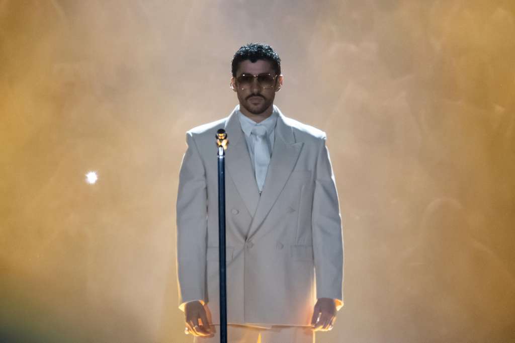 AME4821. BUENOS AIRES (ARGENTINA), 13/02/2026.- El cantante puertorriqueño Bad Bunny se presenta durante un concierto de su gira ‘DeBí TiRAR MáS FOToS’, este viernes en Buenos Aires (Argentina). EFE/ Juan Ignacio Roncoroni