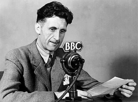 George Orwell, autor de la profética novela "1984", censurada por el franquismo por supuestos contenidos pronográficos. / Cortesía