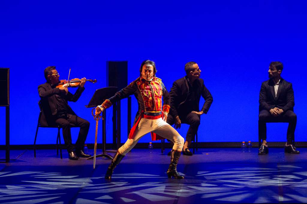 El bailaor David Morales nació en la provincia de Cádiz a principios de los setenta, a los tres años ya bailaba sevillanas y a los seis años ya pisaba los escenarios en festivales de Flamenco.