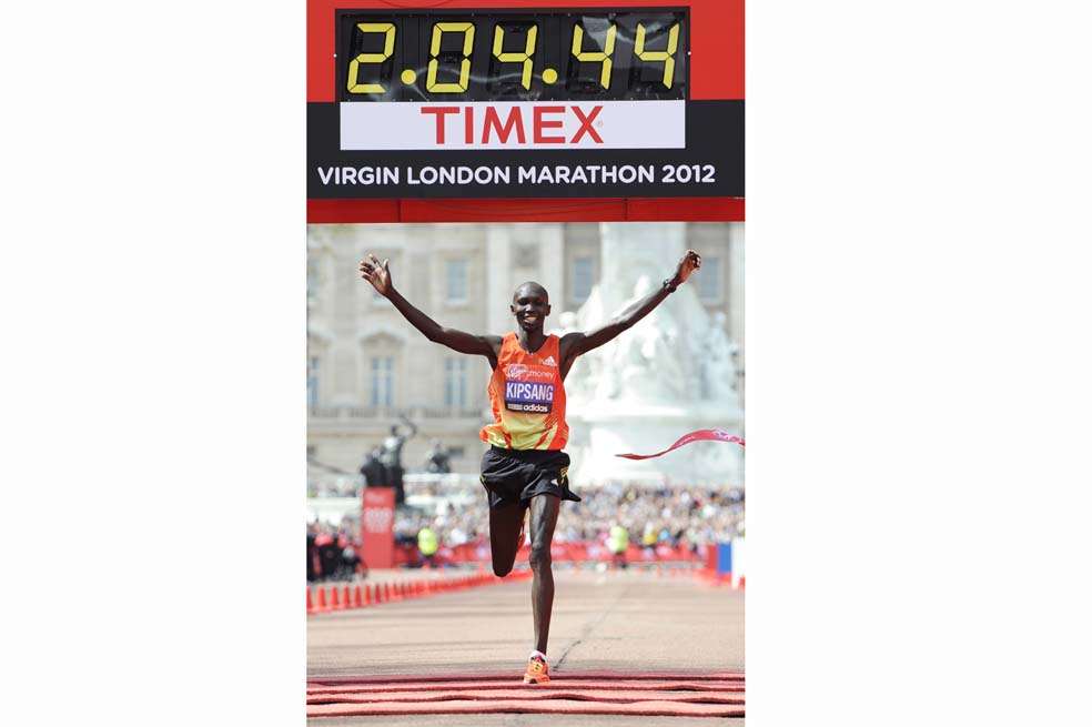 Wilson Kipsang cruza victorioso la meta  en el Maratón de Londres 2012.  /EFE