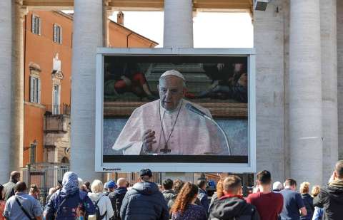 El papa reza a través de "streaming" por la emergencia del Coronavirus en Italia